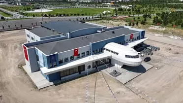 Kayseri'de uçağı andıran mimarisiyle dikkati çeken uzay ve havacılık lisesi tanıtıldı