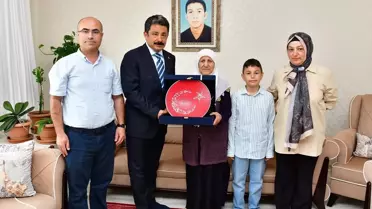 Kırşehir Valisi Demiryürek, şehit ailelerini ziyaret etti