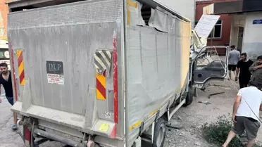 İzmit'te Kamyonet Kaza Yaptı, Sürücü Yaralı