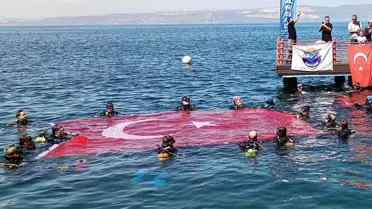 Kocaeli'de dalgıçlar Zafer Bayramı'nı denizde bayrak açarak kutladı