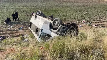 Yunak'ta Minibüs Devrildi: 15 Yaralı