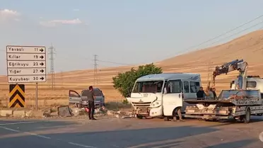 Yunak'ta Minibüs ile Otomobil Çarpıştı: 16 Yaralı
