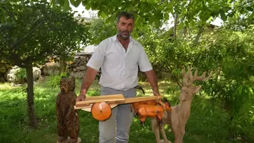 Sanatçının Eserleri: Kuruyan Ağaç ve Taşlarla Yaratılan Şaheserler