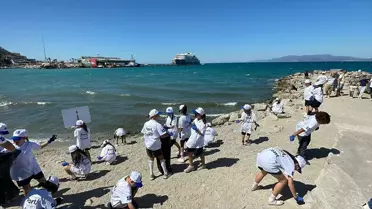 Kuşadası'nda Kıyı Temizliği Etkinliği