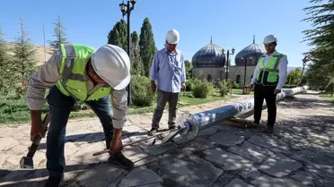 Malatya'da Hasan Gazi Türbesi ve Şehitlik Anıtı'na 50 metrelik bayrak direği yerleştirildi