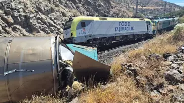 Hekimhan'da İki Yük Treni Çarpıştı