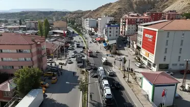 Darende'de Tır Refüje Çarptı
