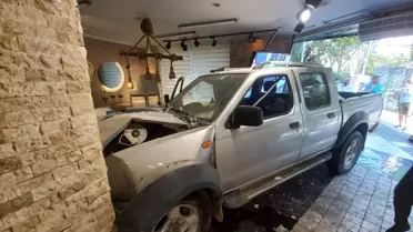 Pikap otomobile çarparak mağazaya girdi