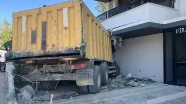 Hafriyat Kamyonu Balkona Çarptı: Sürücü Yaralı