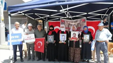 Muş'ta evlatlarına kavuşmak isteyen aileler, DEM Parti önündeki eylemlerini sürdürdü