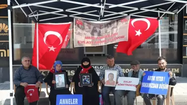 Muş'ta evlatlarına kavuşmak isteyen aileler DEM Parti önündeki eylemlerini sürdürdü