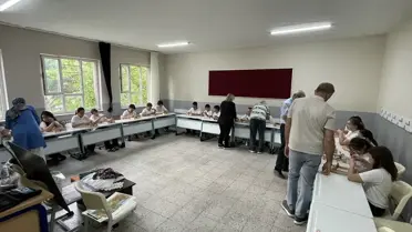 Öğrenciler ipek böceği besledi