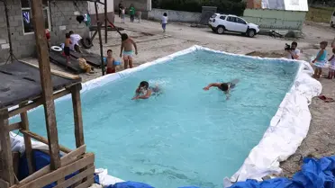 Öğretmen Berhan'ın 'köy havuzu' çocukların yaz neşesi oldu
