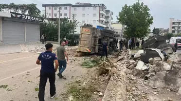 Kadirli'de Kamyon Devrildi, Sürücü Yaralı