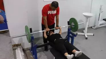 Paralimpik sporcu yüzmedeki başarısını halterde de sürdürmek istiyor