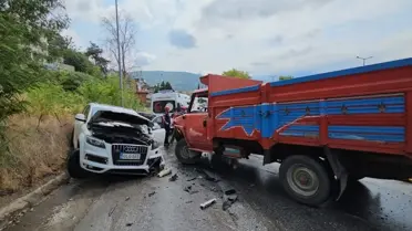 Sapanca'da Kamyonet ile SUV Çarpıştı: 5 Yaralı