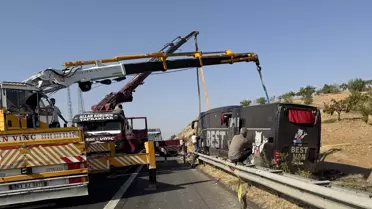 Otobüs Devrildi: 30 Yaralı