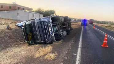 Siverek'te Hayvan Yüklü Tır Devrildi: 2 Yaralı