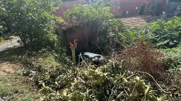 Sarıyer'de Kontrolden Çıkan Araç Bahçeye Düştü
