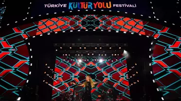 Derya Uluğ Van'da Konser Verdi