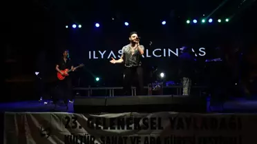İlyas Yalçıntaş Yayladağı'nda Konser Verdi