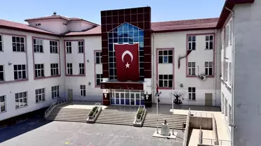 Siirt'te kamu binalarına ve caddelere 'Terörsüz Türkiye'ye destek için Türk bayrakları asıldı