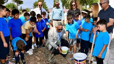 Silifke'de Öğrenciler Zeytin Fidanı Dikti