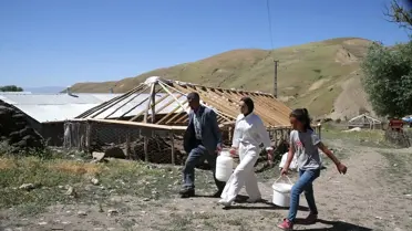 Yılın Babası: Sınavdan Çıkan Kızına Çiçekle Karşıladı