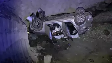 Türkeli'de Otomobil Dereye Devrildi: 5 Yaralı