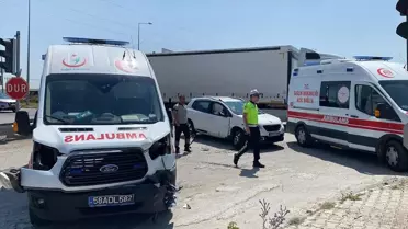 Sivas'ta Ambulans Otomobile Çarpıştı: 5 Yaralı