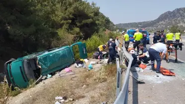Koyulhisar'da Minibüs Devrildi, 13 Yaralı