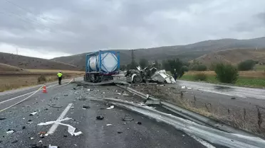 Sivas'ta Otobüs ile Tır Çarpıştı