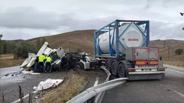 Sivas'ta Otobüs ve Tır Çarpıştı