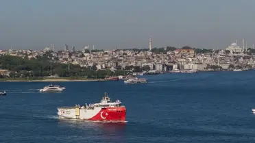 Oruç Reis İstanbul Boğazı'ndan Geçiyor