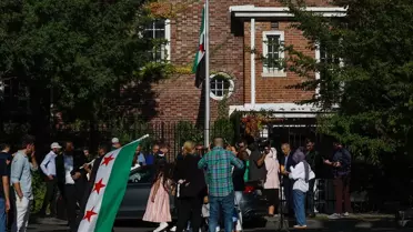 Suriye Bayrağı Washington'da Göndere Çekildi