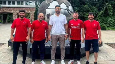 Akgül, Kadınlar Güreş Takımını Ziyaret Etti