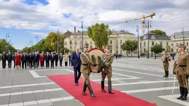 Kurtulmuş Budapeşte'de Meçhul Asker Anıtı'na Çelenk Bıraktı
