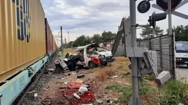 Muratlı'da Tren Minibüse Çarptı: Sürücü Yaralı