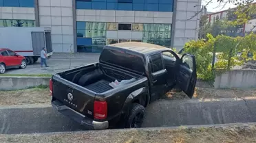 Pikap Kanala Devrildi: 2 Yaralı