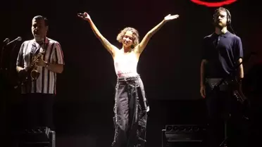 Kiraz Festivalinde Zeynep Bastık ve Yüksek Sadakat