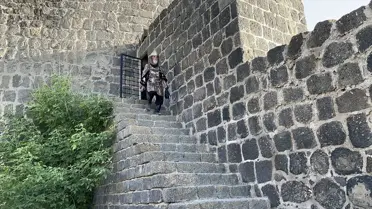 Temsili savaş kostümü giyerek Malazgirt ruhunu yaşatıyor