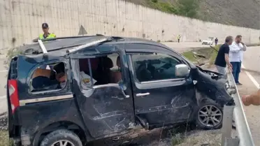 Tokat'ta Bariyerlere Çarpan Araçta 4 Yaralı
