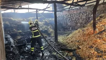 Niksar'da Yangın: Samanlık ve Ahır Yanarak Kullanılamaz Hale Geldi