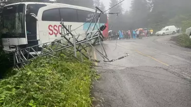 Trabzon'da Otobüs Elektrik Direğine Çarptı