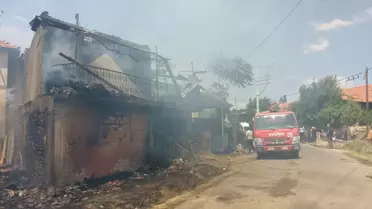 Eşme'de Yangın: 3 Ev Zarar Gördü