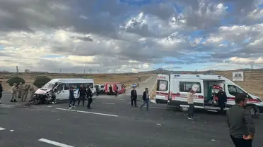 Erciş'te Öğrenci Servisi ile Tır Çarpıştı