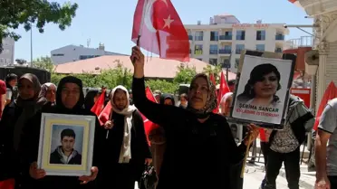 Vanlı aileler, DEM Parti İl Başkanlığı önündeki eylemlerini sürdürdü
