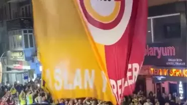 Fenerbahçe Taraftarından Galatasaray Bayrağına Saldırı