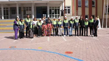 Yaşlılar Öğrencilere Kırtasiye Desteği Verdi