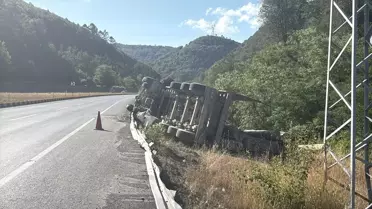 Zonguldak'ta Tır Devrildi, Sürücü Kurtuldu
